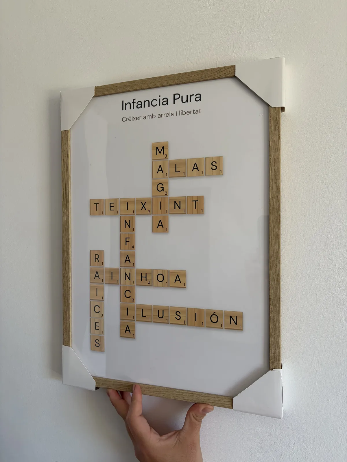 Póster Scrabble personalizado enmarcado en madera natural sobre pared de salón — regalo de aniversario