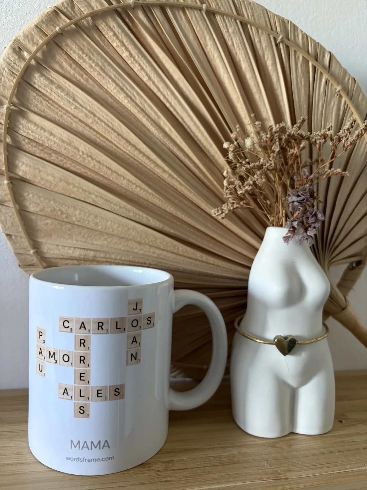Taza cerámica personalizada con palabras Scrabble de madera — regalo de cumpleaños original